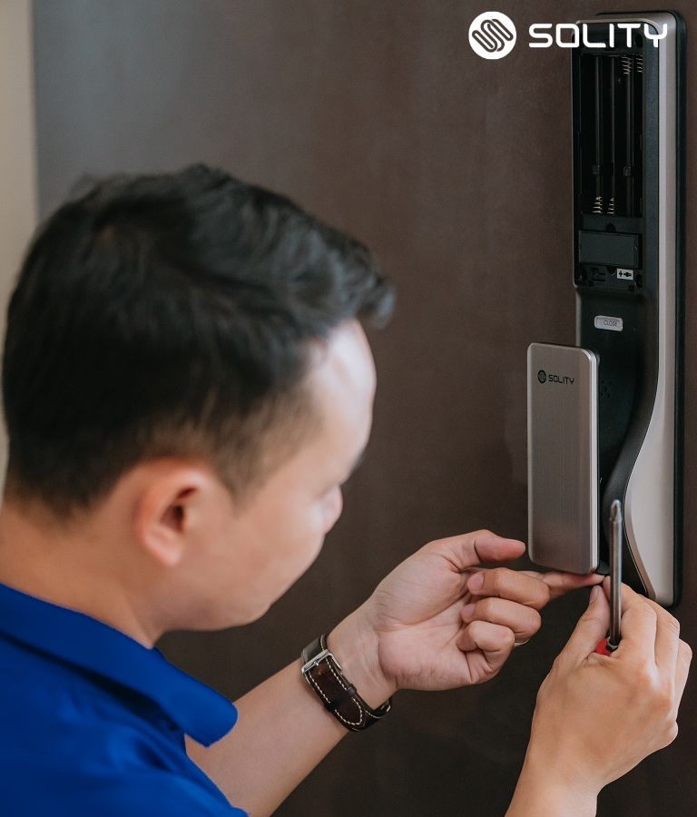 Kiểm tra lại khóa cửa sau khi lắp đặt để đảm bảo khóa hoạt động ổn định