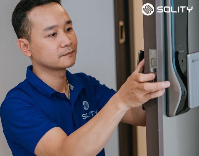 Solity hỗ trợ lắp đặt khóa vân tay cửa lùa tại nhà