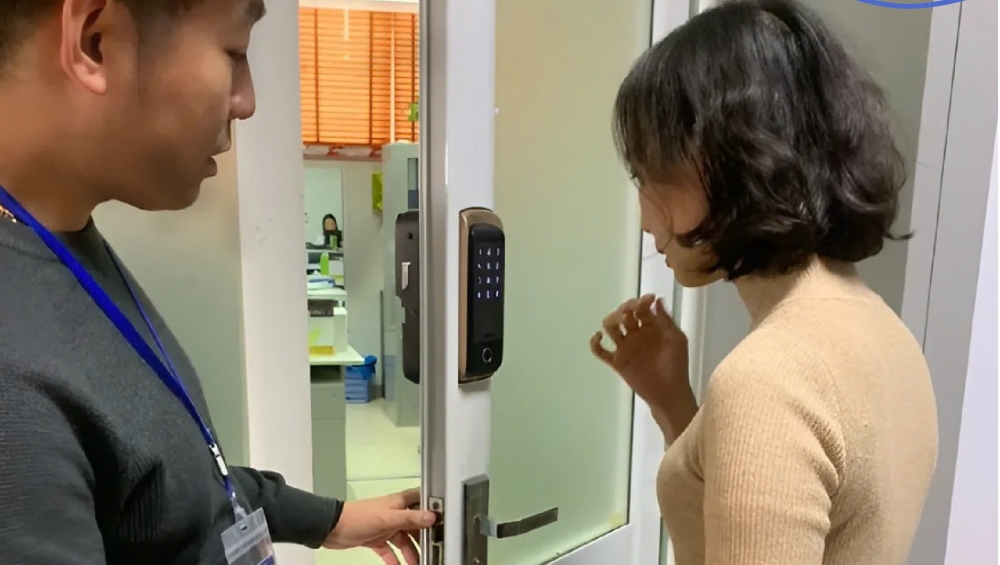 Khóa Vân Tay Cửa Lùa Nào Tốt