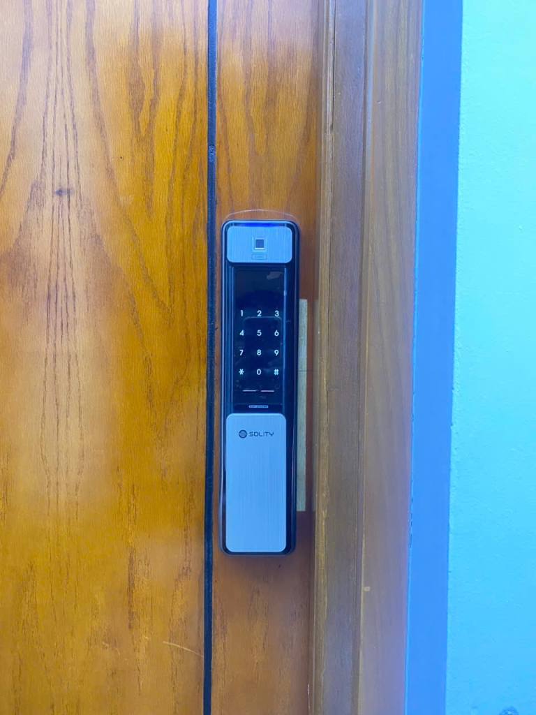 khóa vân tay solity