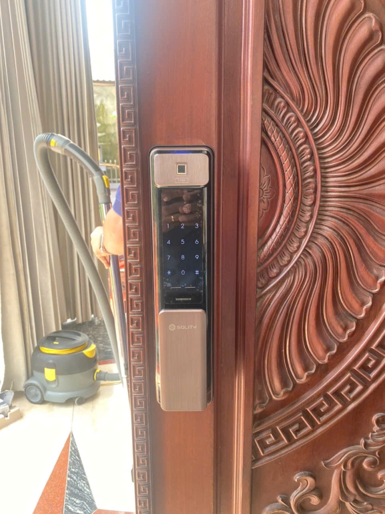 khóa cửa điện tử