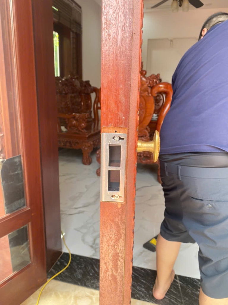 khóa cửa điện tử