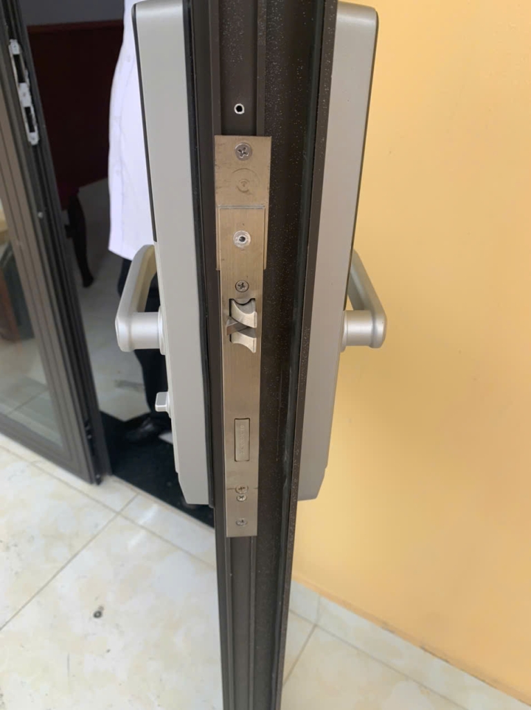 khóa cửa vân tay