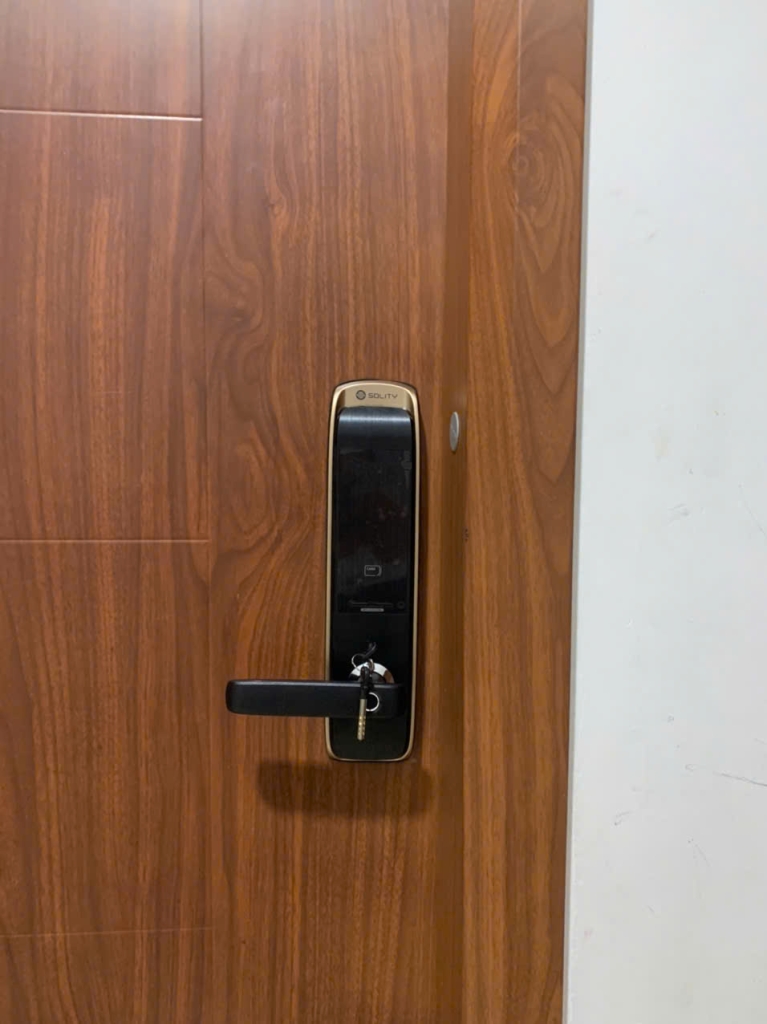 So Sánh Khóa Cửa Vân Tay