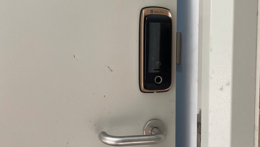 khóa cửa vân tay giá rẻ