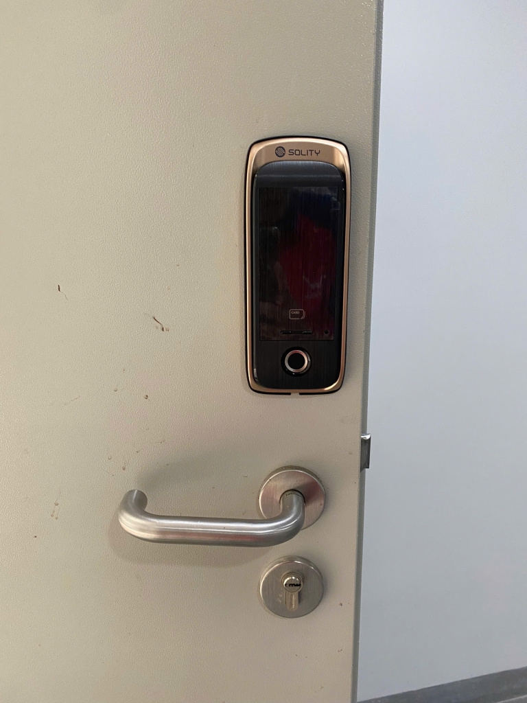 khóa cửa vân tay giá rẻ