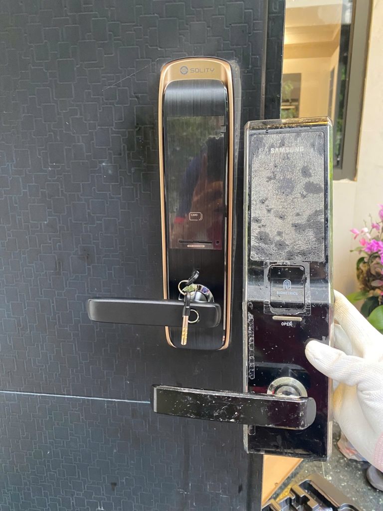 khóa cửa vân tay bị kẹt