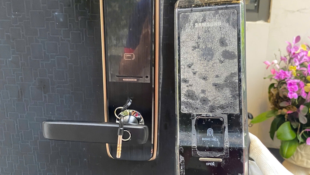 bảo trì khóa cửa vân tay