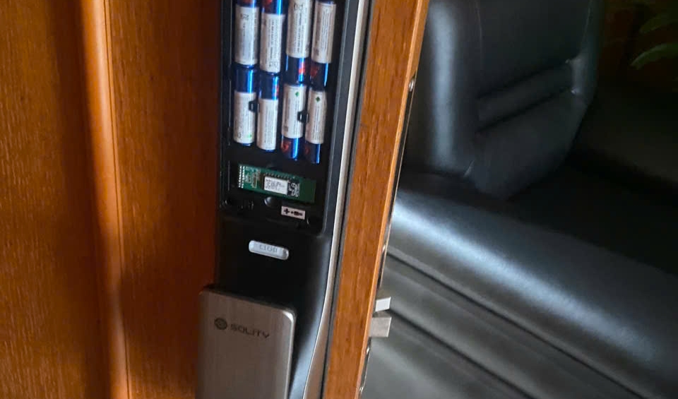 Khóa Cửa Vân Tay Chính Hãng