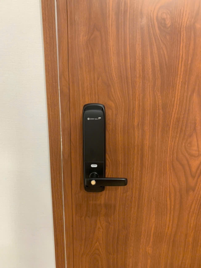 Khóa cửa thông minh