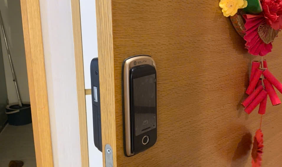 Khóa cửa điện tử