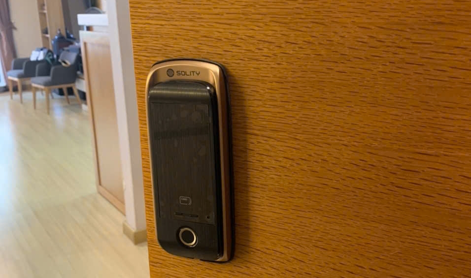 Khóa cửa thông minh