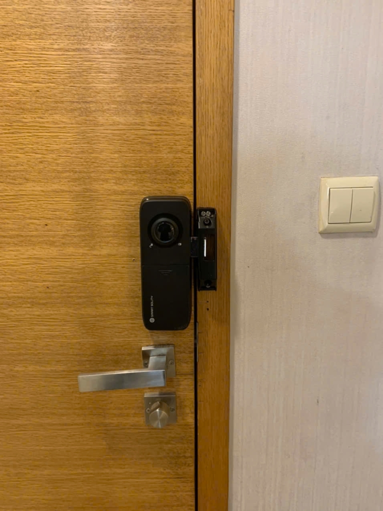 khóa cửa điện tử