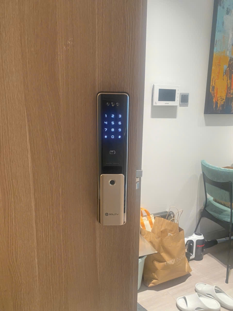 khóa cửa điện tử