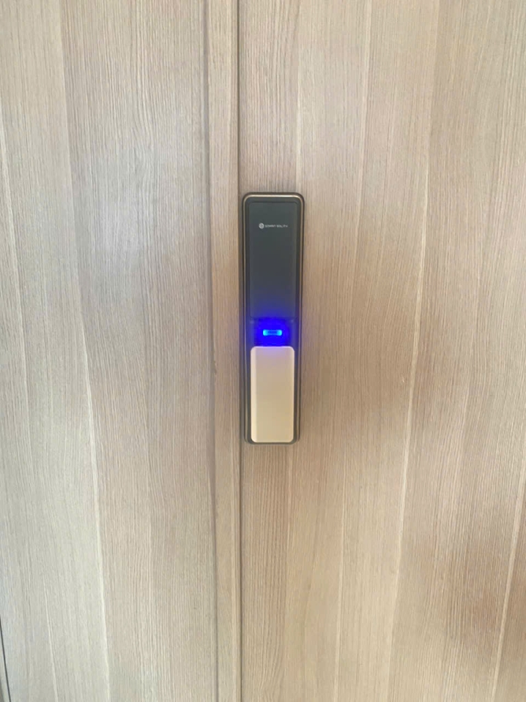 khóa cửa điện tử