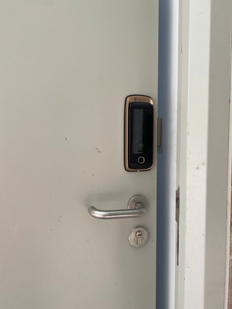 khóa cửa điện tử