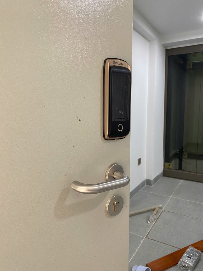 khóa cửa điện tử