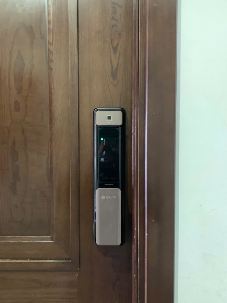 khóa cửa điện tử