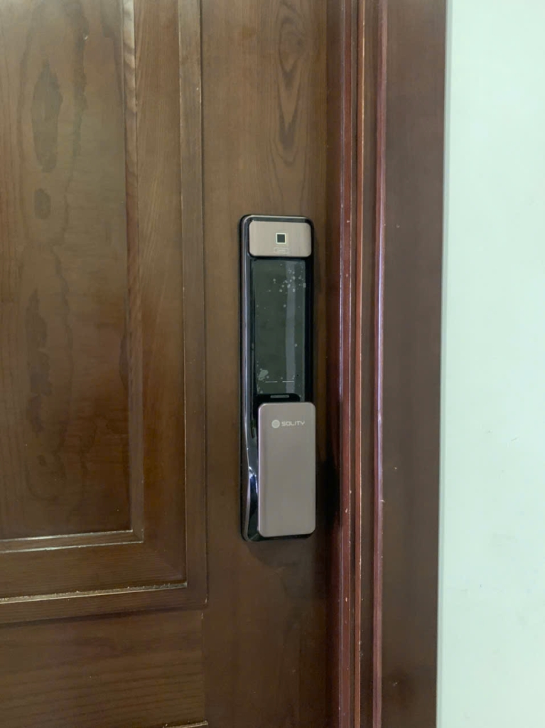 khóa cửa điện tử