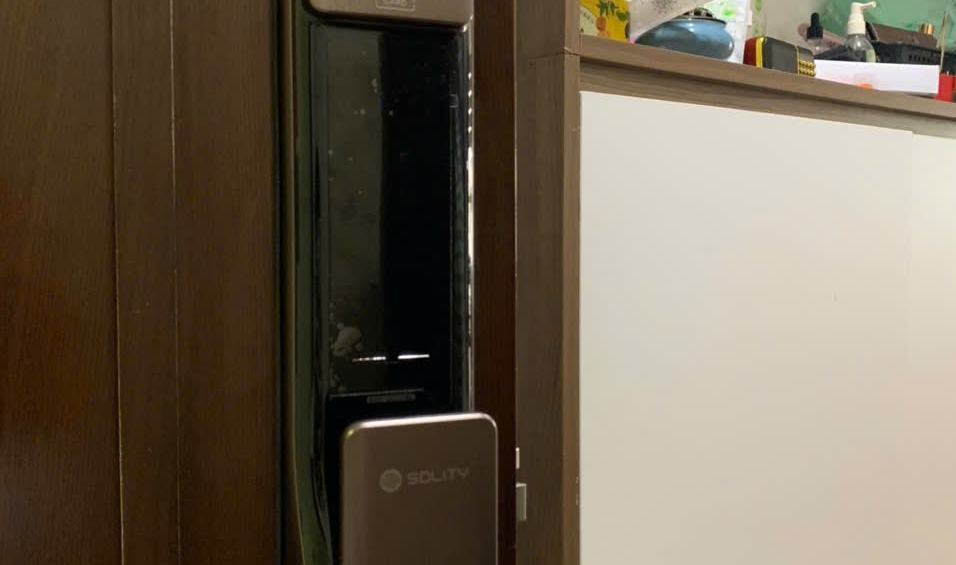 khóa cửa điện tử