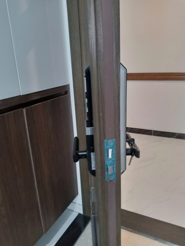 khóa cửa điện tử