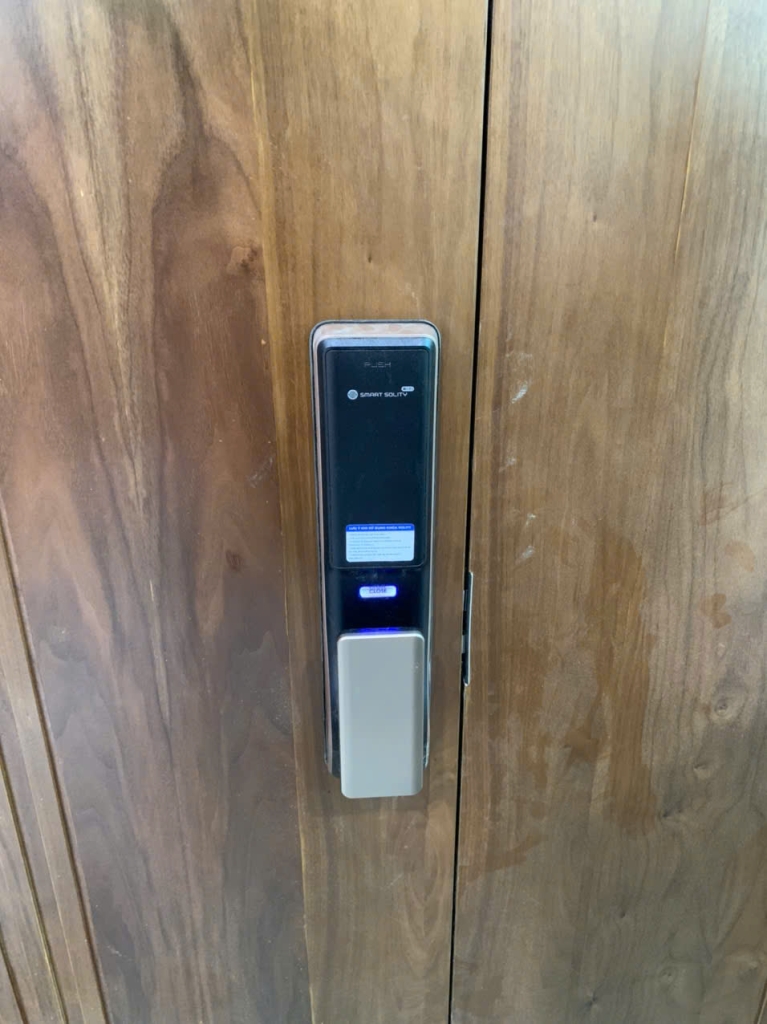 Có Nên Lắp Khóa Vân Tay Cho Phòng Ngủ?