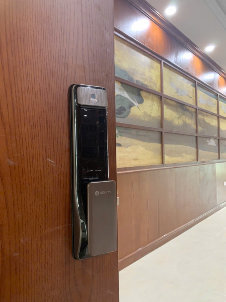 khóa cửa điện tử