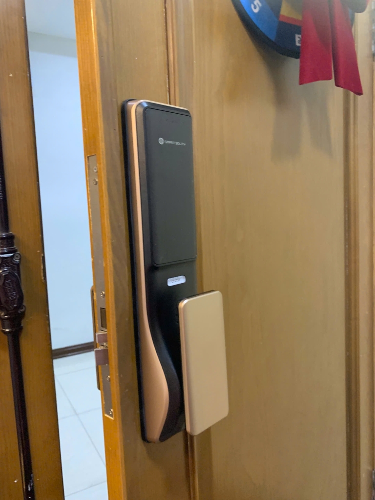 khóa cửa nhận diện khuôn mặt