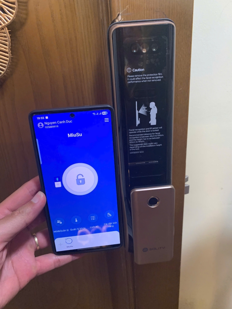 khóa cửa nhận diện khuôn mặt