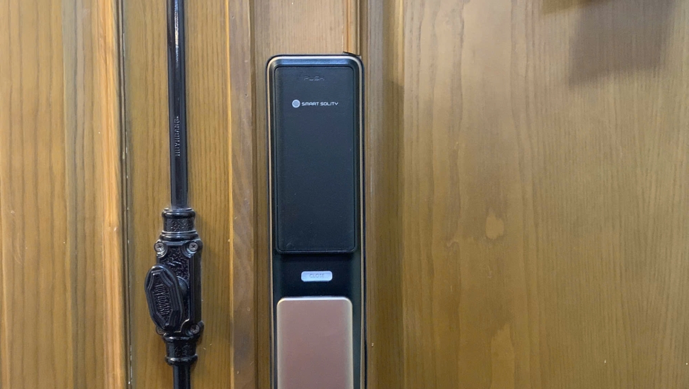 khóa cửa nhận diện khuôn mặt