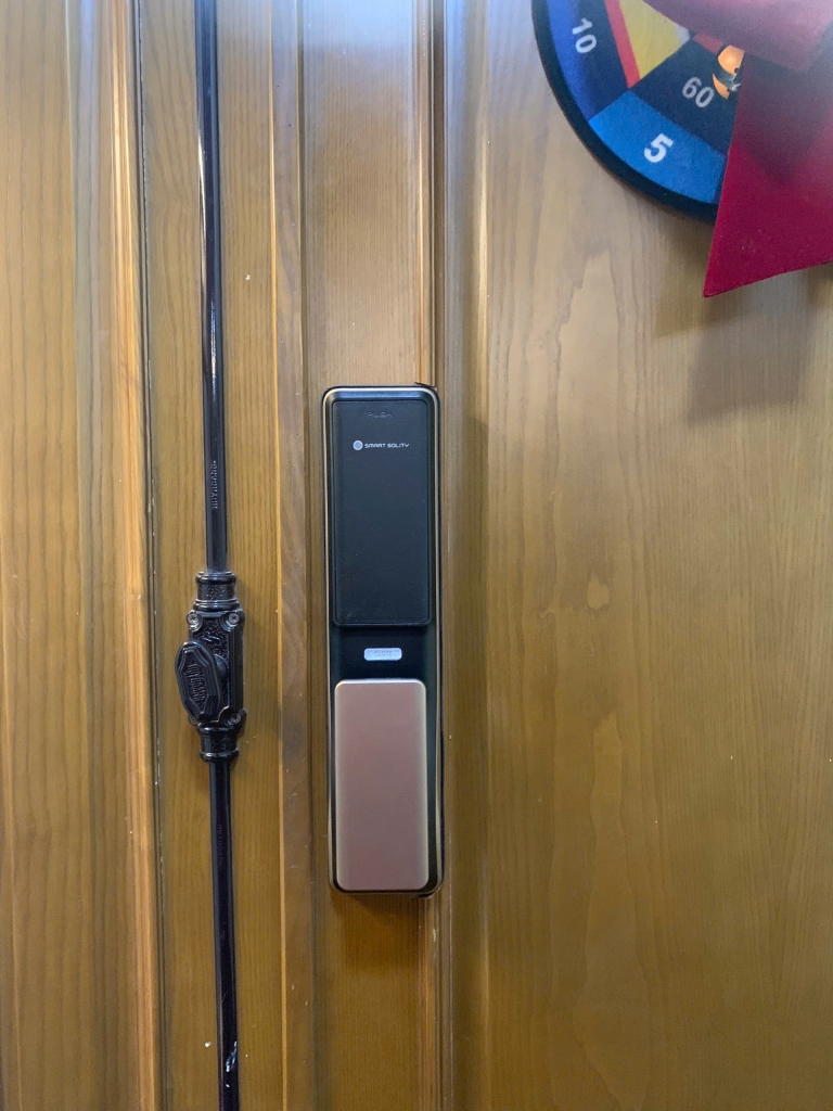 khóa cửa nhận diện khuôn mặt