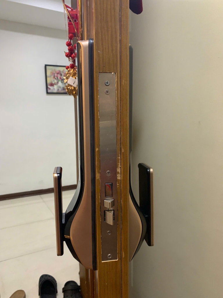 lắp khóa điện tử