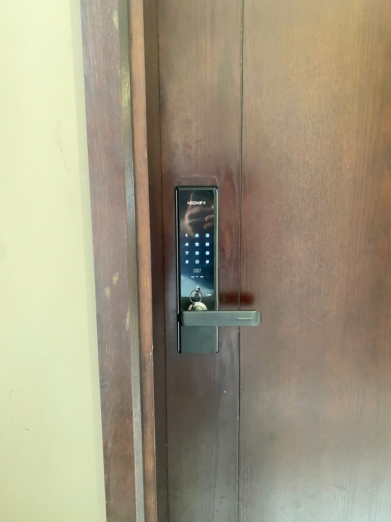 khóa cửa điện tử